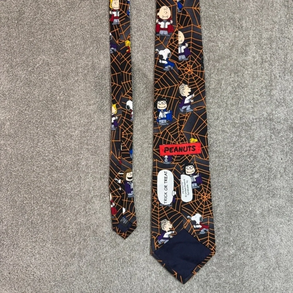 Peanuts Charlie Brown Halloween Silk Tie Snoopy Vampire Spiderweb Made in USA